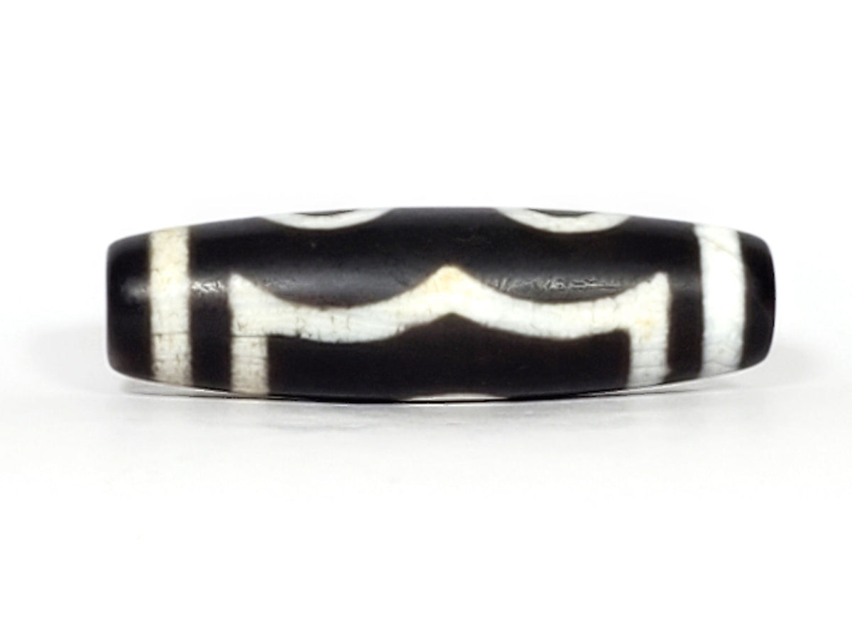 N-070226-3E dzi bead, diagonal view showing drill hole and single eye face, black agate, unretouched.