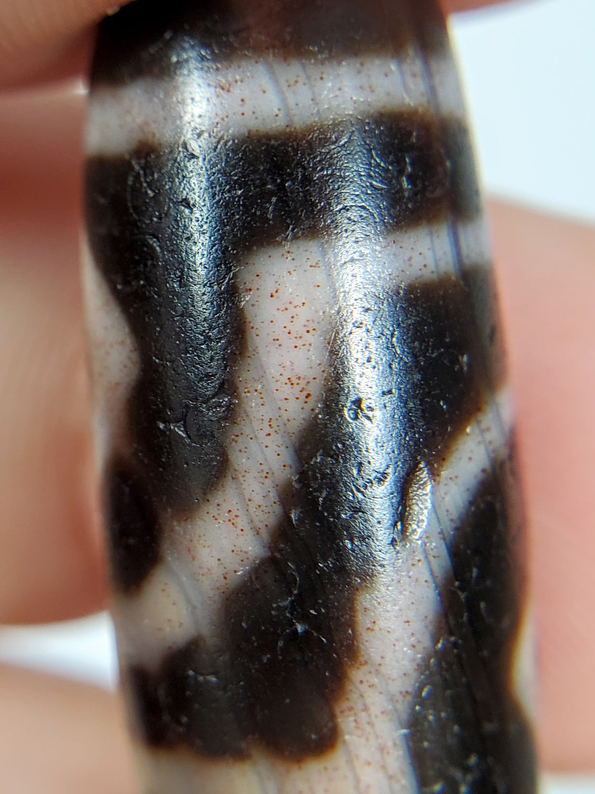 Ancient two diamond eye dzi — Face A, single diamond eye centered on dark brown-black ground with arc stripes, Anc-0426-2DE