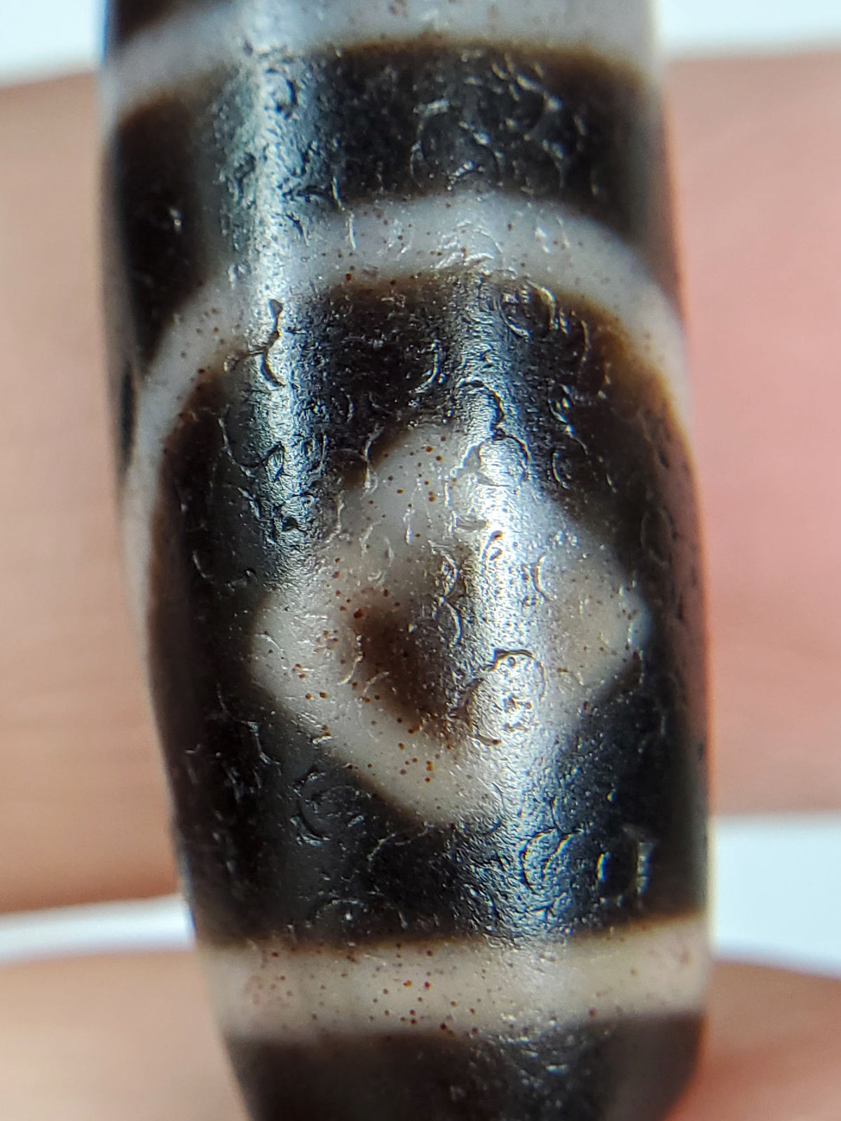 Ancient two diamond eye dzi — Face B, diamond eye with brown bloodspot centre, arc stripes, Anc-0426-2DE