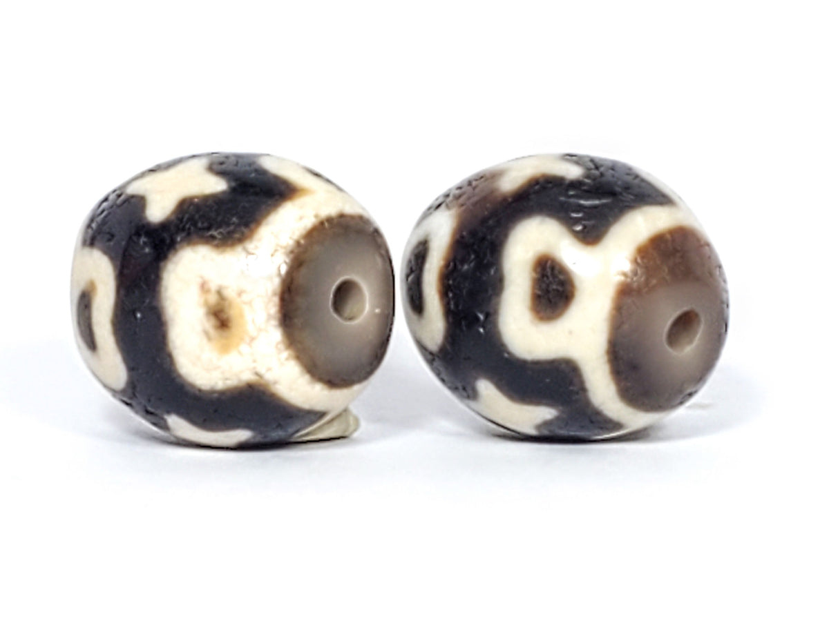 Ac-020124-6ELC pair ancient six eye lotus cross dzi, base end view, motif continuous to edge, unretouched