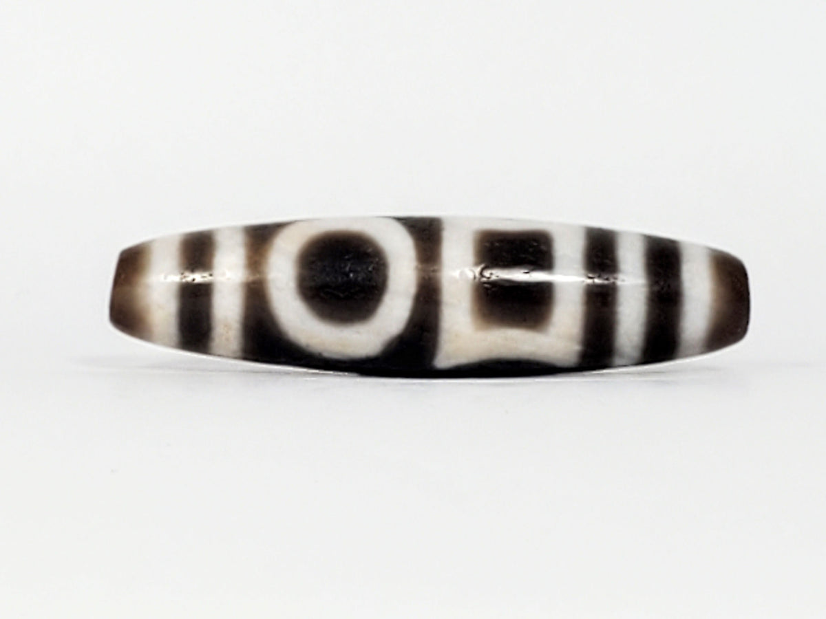 Antique heaven earth gate dzi — Face A, round eye with concentric rings, brown centre spot, warm agate ends, At-0426-DHE