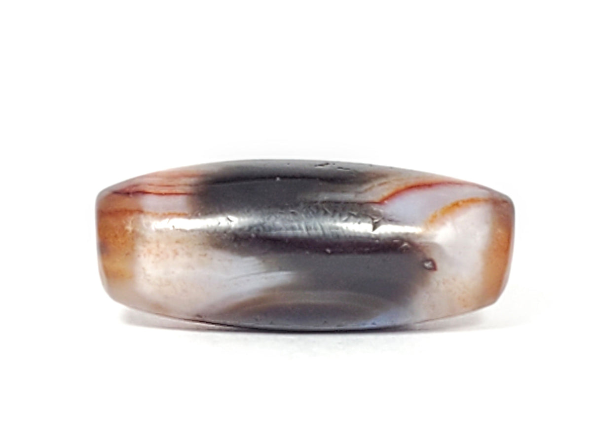 Reverse side of antique Tasso tiger tooth dzi showing dark agate body with caramel banding, At-052526-TaBS