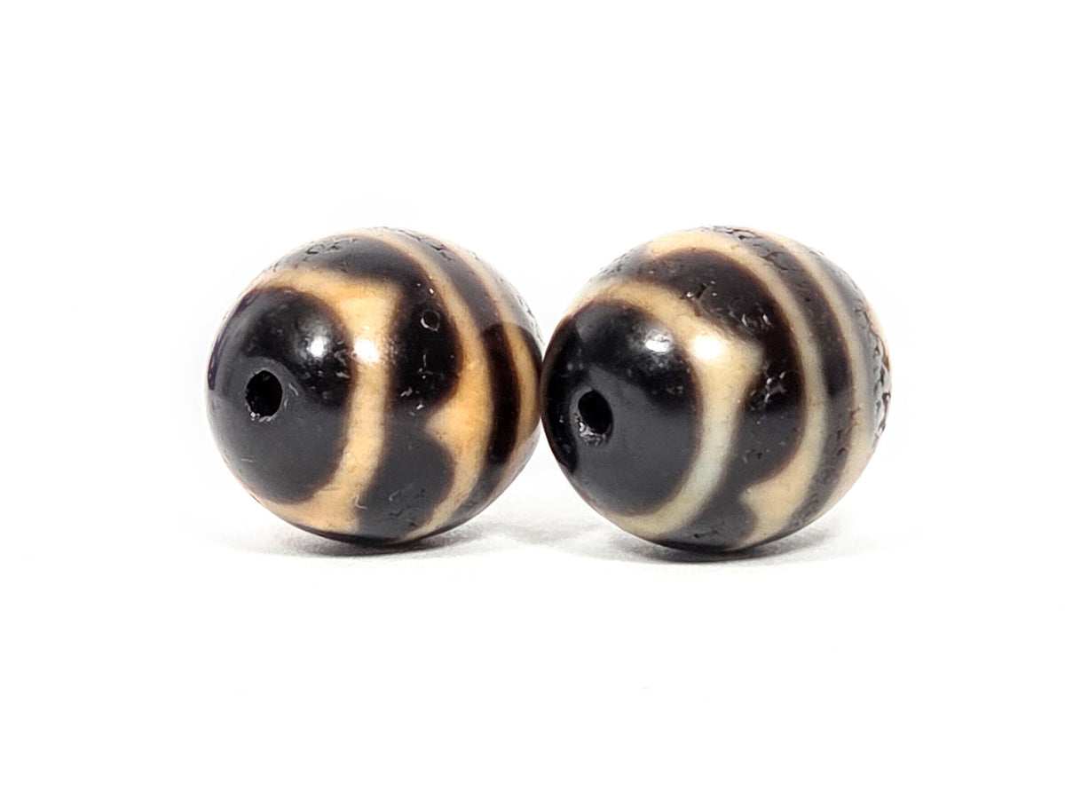 V-060426-DWP drill hole face B, wave bands converging at pole, dark chocolate-brown, honey-tan, unretouched