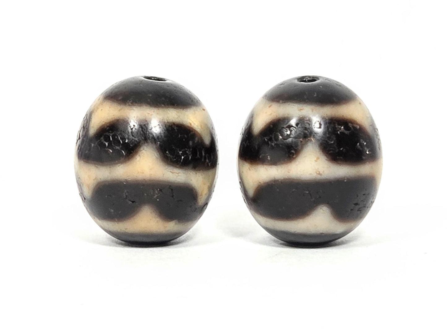 V-060826-DWP2 hero pair front face, pitch-black ground, sandy-cream double wave bands, 20.4mm, unretouched