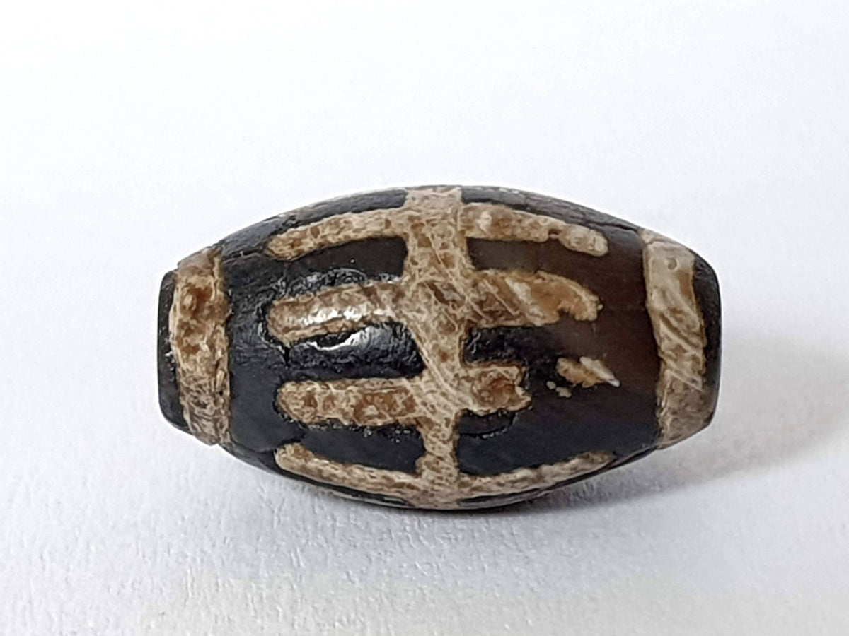 Ancient sun ray motif agate dzi bead with natural patterning and patina, 20mm