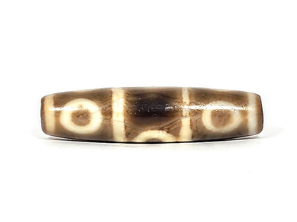 Second face of ancient Eight Eye Dzi — cream eye rings, dark centred eye, natural agate banding