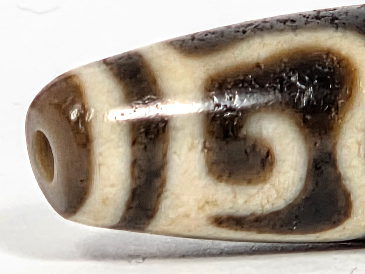 Ac-090626-GRDC3 ancient Guru Rinpoche Dharma Cap dzi macro drill end A crystallised cream surface clean hole unretouched