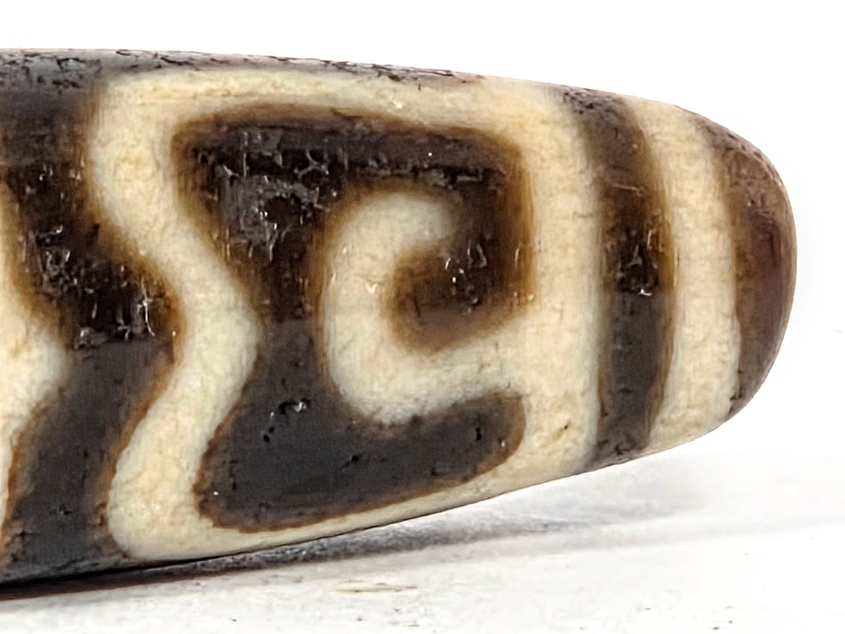 Ac-090626-GRDC3 ancient Guru Rinpoche Dharma Cap dzi macro scroll bracket end zone aged cream surface unretouched