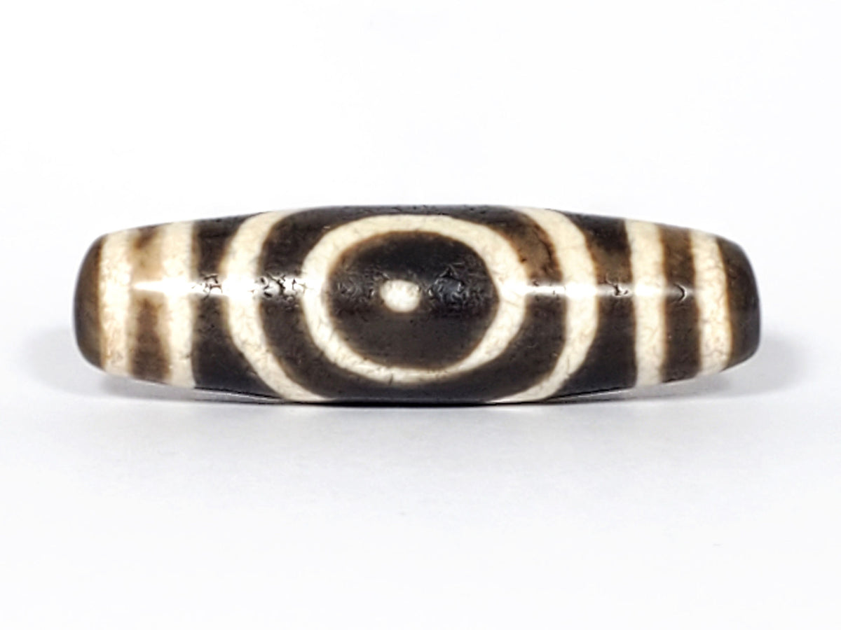 Ac-082325-DHE2 ancient heaven earth dzi 41.8×12.3mm Face A, concentric oval heaven ring on dark warm brown, unretouched