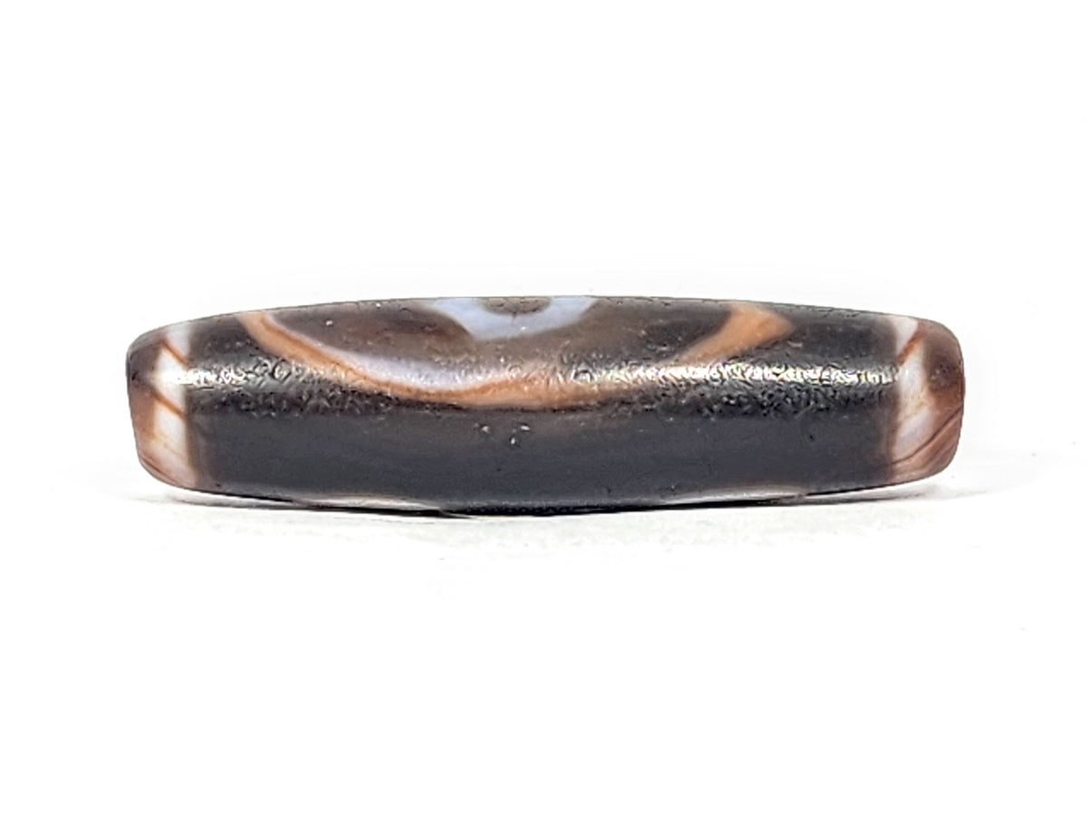 Ac-030525-3E upper connector face, warm honey-brown wave band on pitch-black ground, natural agate banding, unretouched