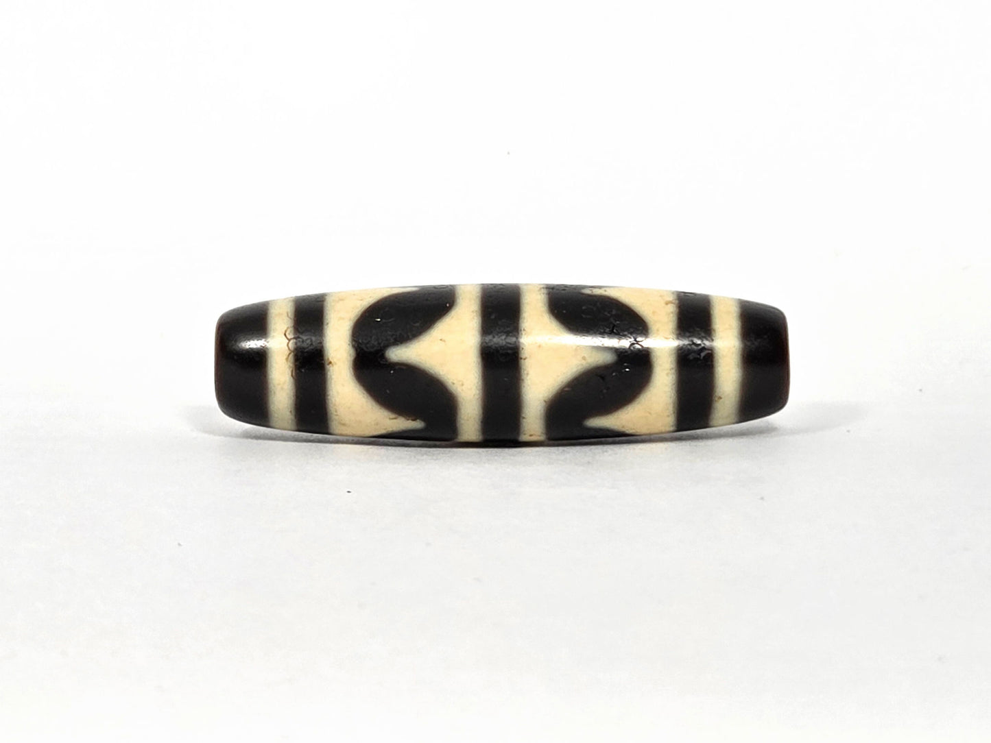 At-090226-DW8 antique double wave dzi 41.5×11.6mm cream-dominant black agate face A wave arcs, unretouched