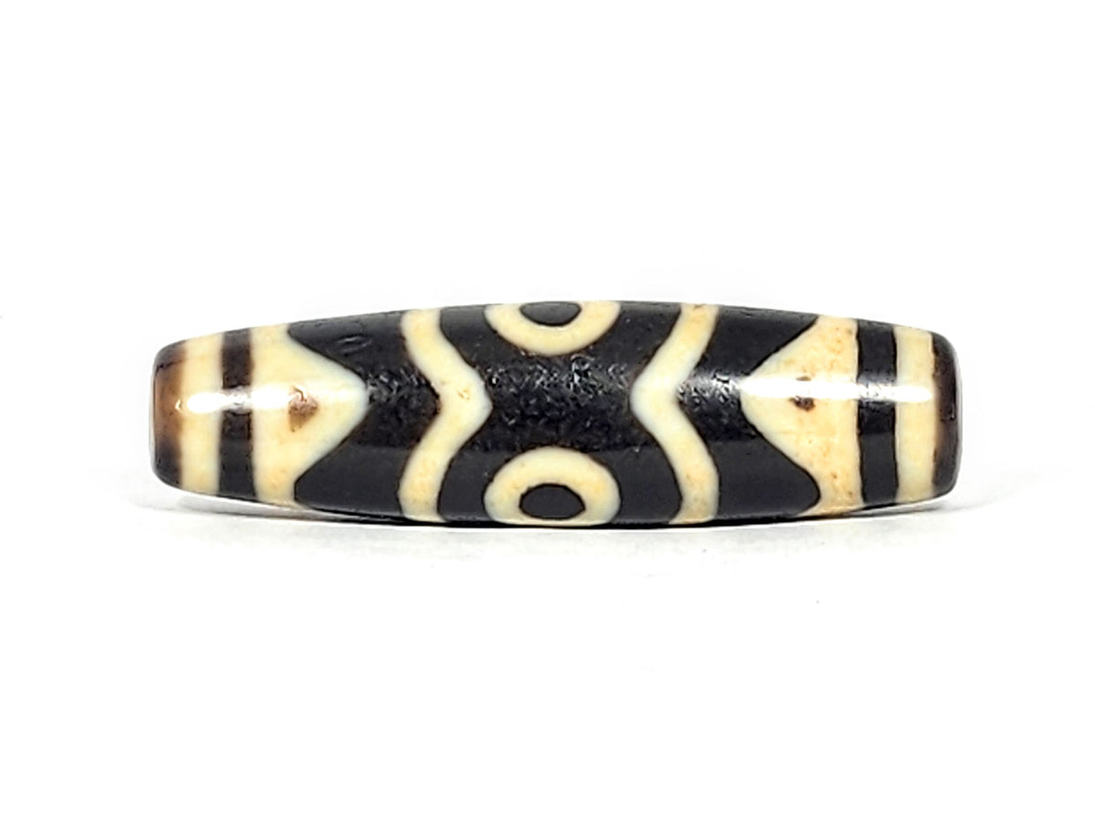 At-061926-3ETT Face A, closed ring eye, tiger tooth chevrons, pitch-black agate, 46.2×12.9mm, unretouched