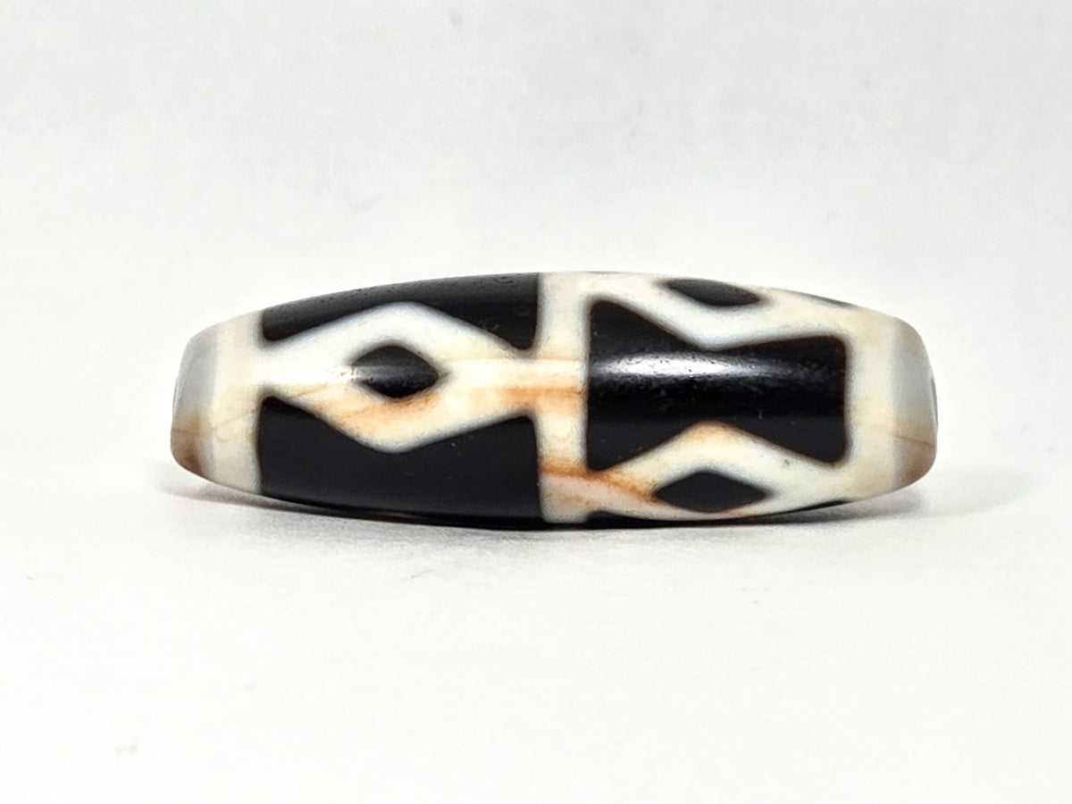 At-062126-6DE Antique Six Diamond Eye dzi bead, full side profile, 40.8×13.6mm, unretouched
