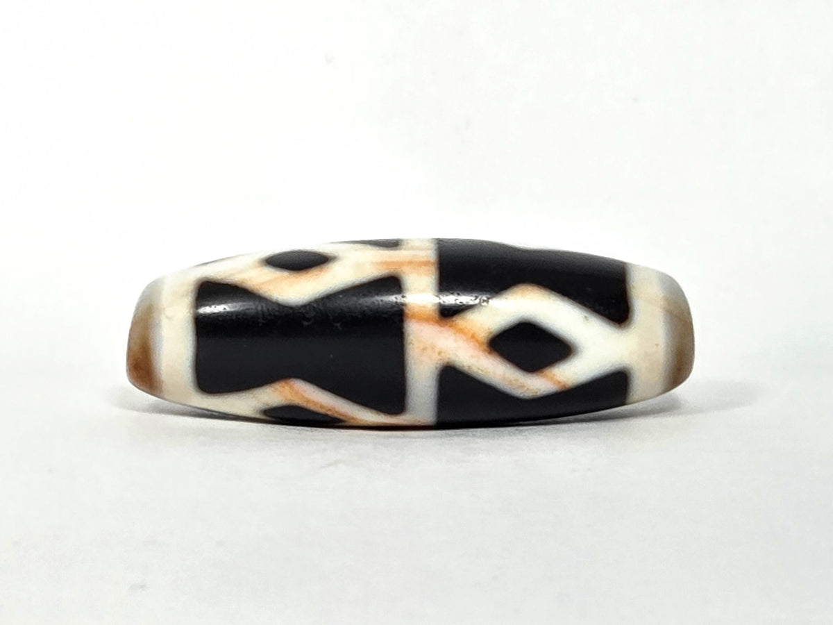 At-062126-6DE dzi bead, opposite side profile, full diamond eye sequence, unretouched