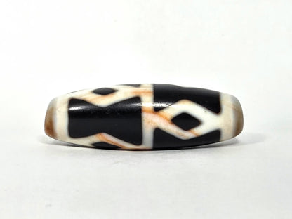 At-062126-6DE dzi bead, opposite side profile, full diamond eye sequence, unretouched