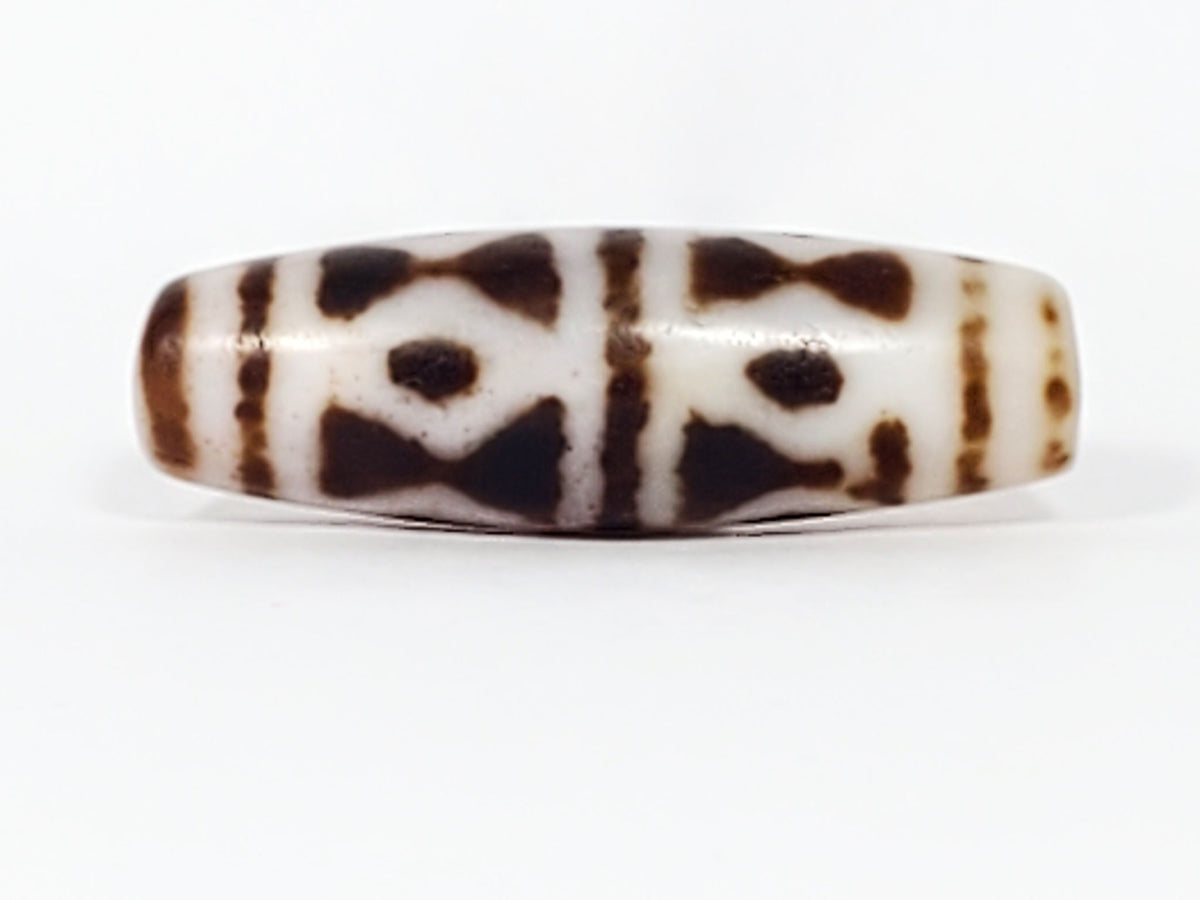 At-082524-DS antique diamond spear agate dzi 40.5x13.1mm Face D clearest diamond spear columns cream ground unretouched