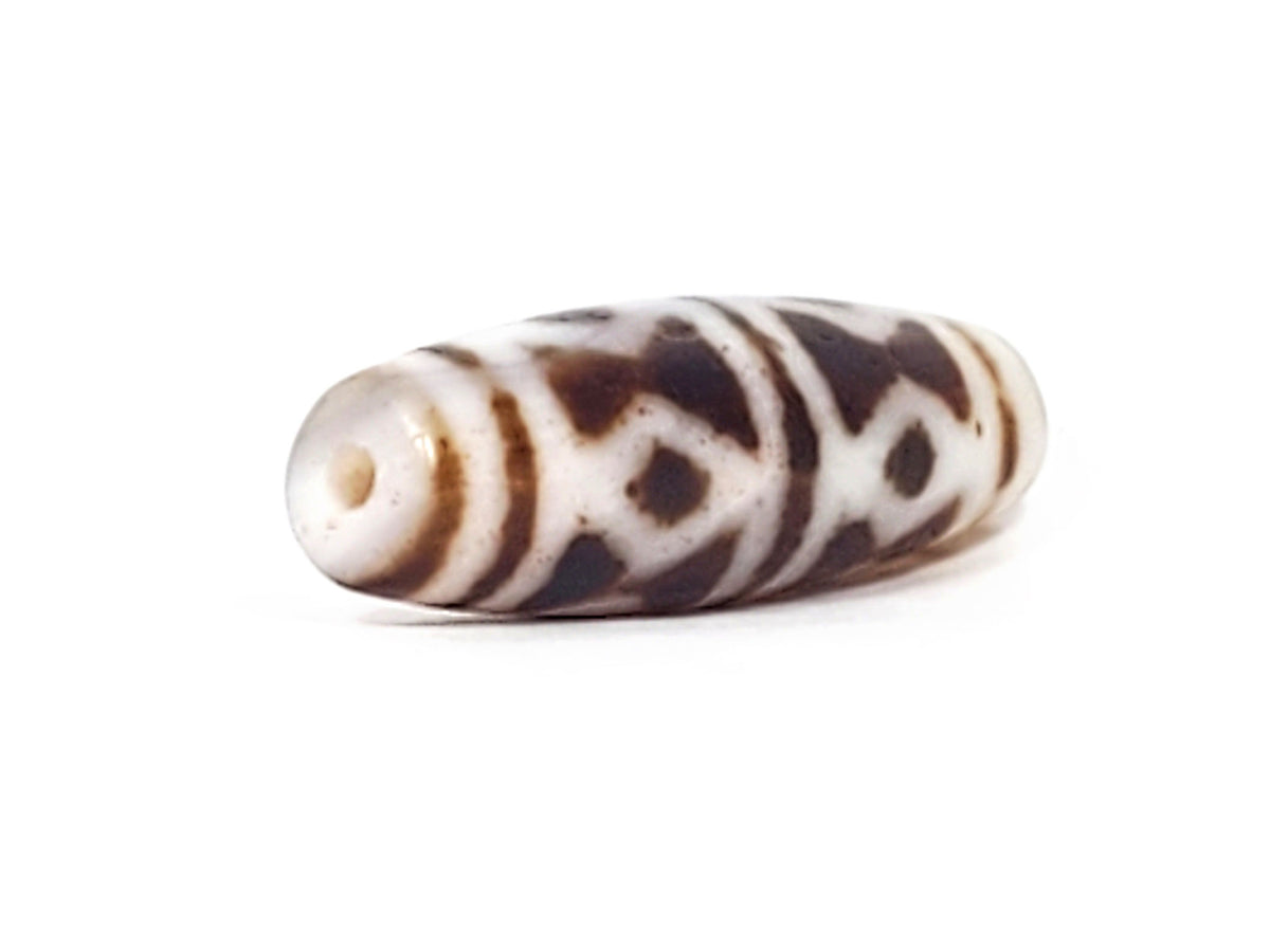 At-082524-DS antique diamond spear agate dzi macro bloodspot motif boundary and scattered cream-zone inclusions unretouched