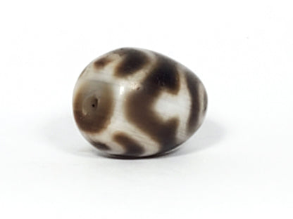 Ac-011824-TVR ancient round treasure vase dzi, drill hole side view, hole centred, unretouched