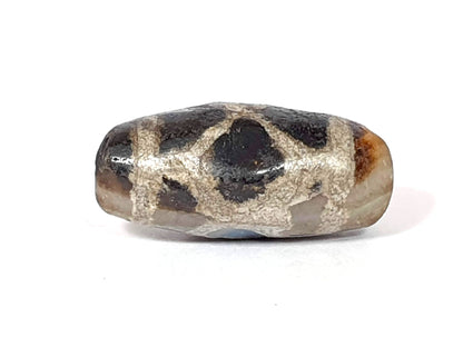 Second face of ancient Tortoise Shell Dzi — cream-grey panel lines on black agate, longevity motif, 1,000–1,500 yrs