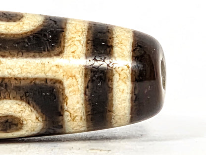 Ac-091626-9E ancient nine eye dzi macro end cap zone cream crystallisation dark craquelure unretouched