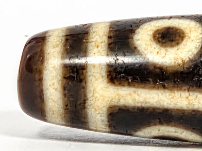 Ac-091626-9E ancient nine eye dzi macro end zone stripe separator aged cream crystallisation unretouched