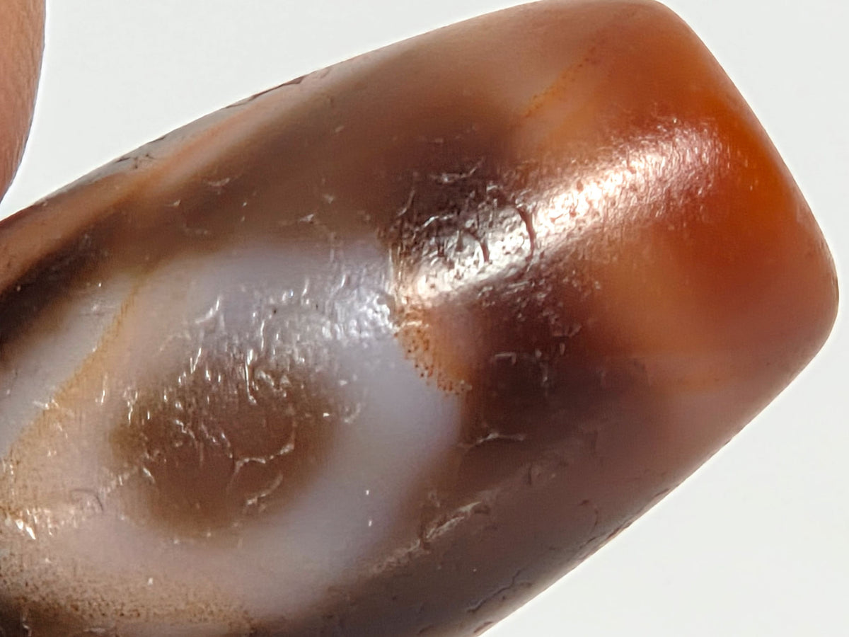 Ac-090326-2E ancient two eye dzi macro close-up etched eye zone age crystallisation surface texture, unretouched