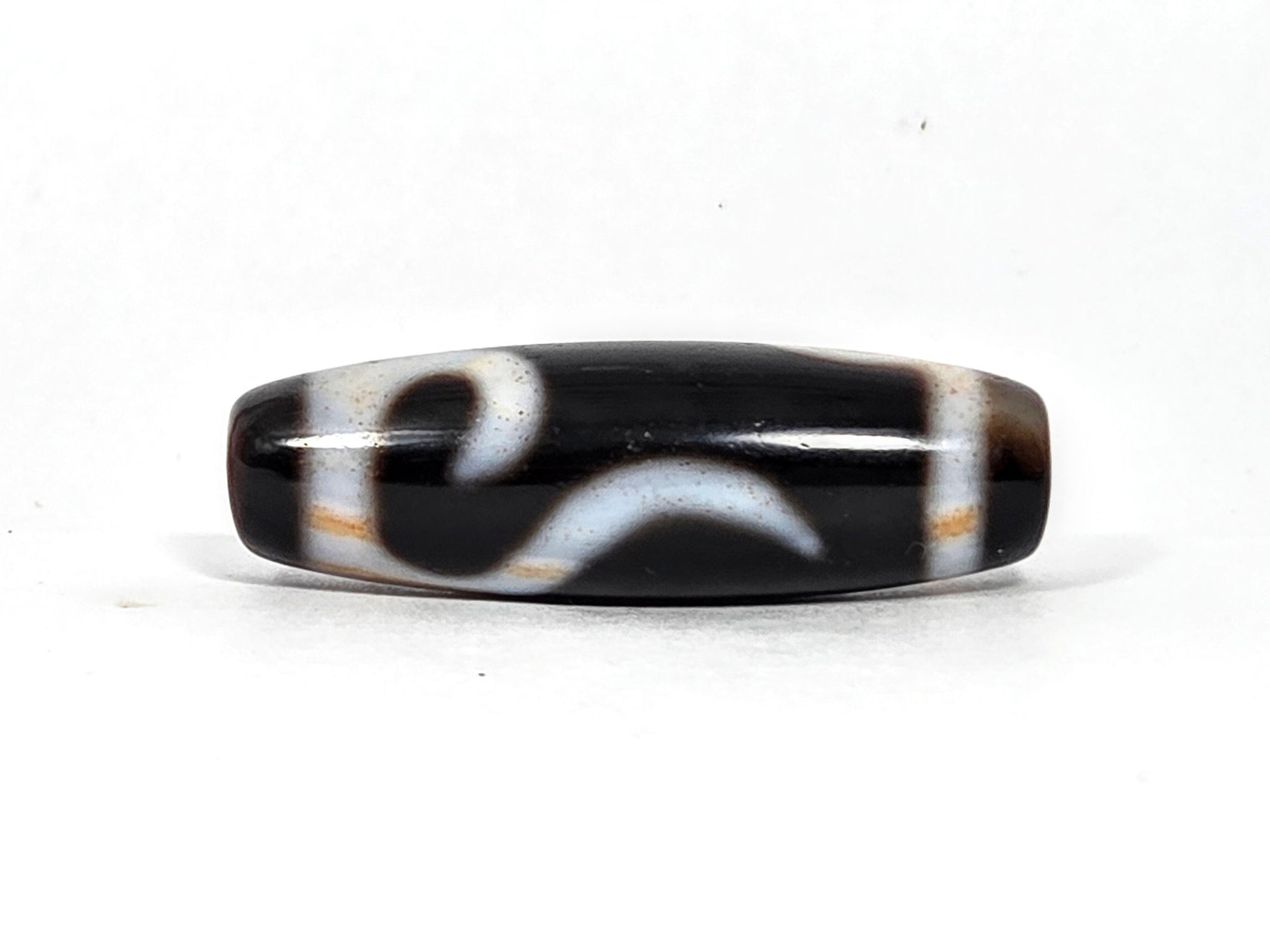 At-090526-RYBS antique ruyi dzi 37.9×12.1mm black agate face A sweeping white ruyi arc, unretouched