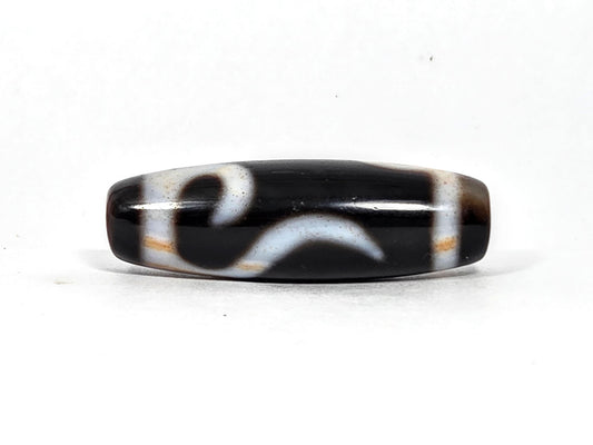 At-090526-RYBS antique ruyi dzi 37.9×12.1mm black agate face A sweeping white ruyi arc, unretouched