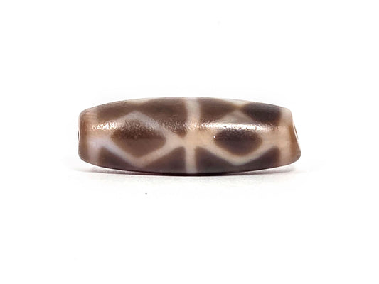 At-080926-6EDS2 antique Six Eye Diamond Spear dzi bead 33.0×11.5mm, Face A showing three cream-outlined diamond forms on warm brown agate ground, unretouched