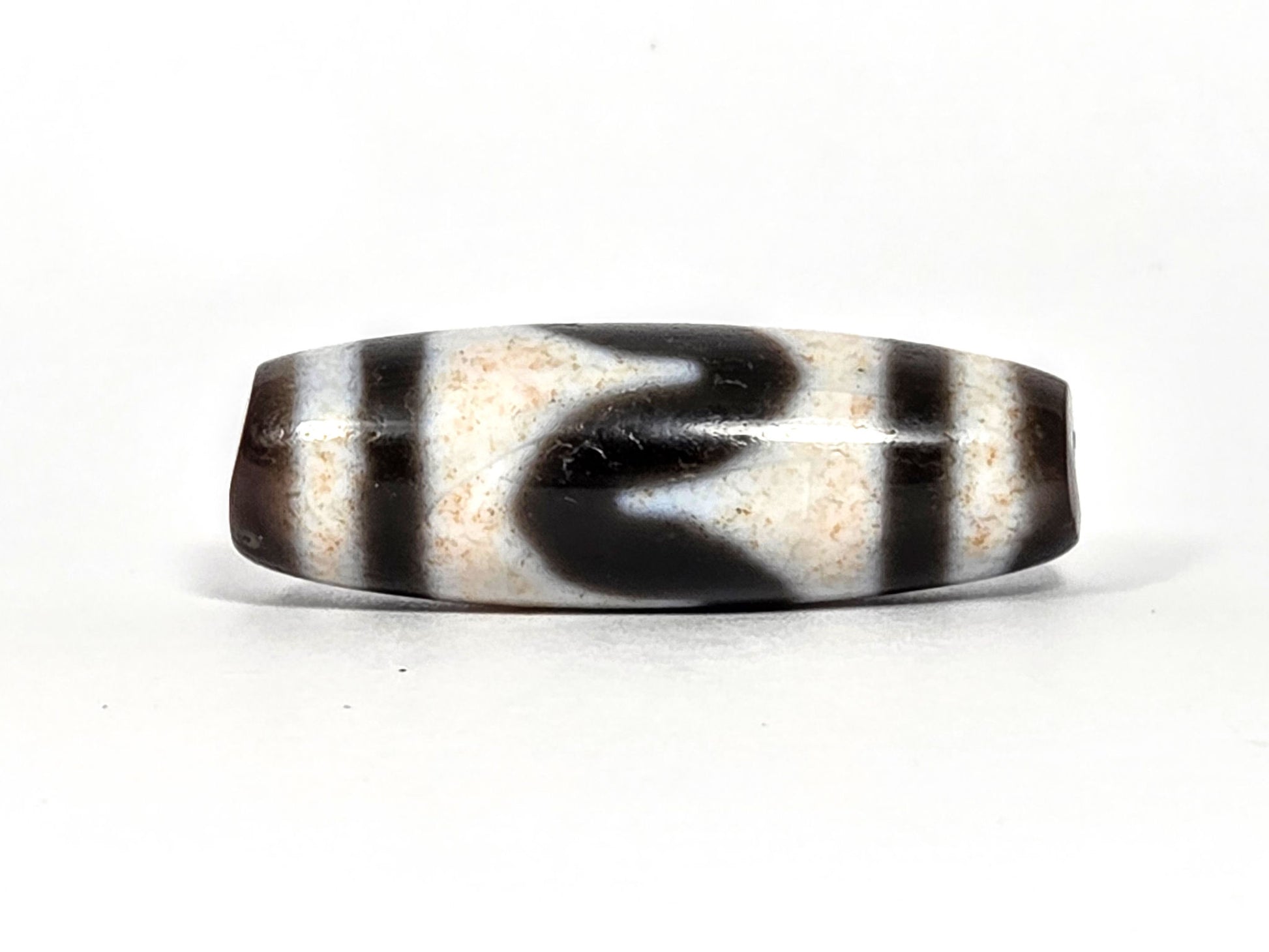 At-080326-TaBS4 antique tasso tiger tooth dzi 35.6×12.1mm dark brown agate face A upward wave sweep unretouched