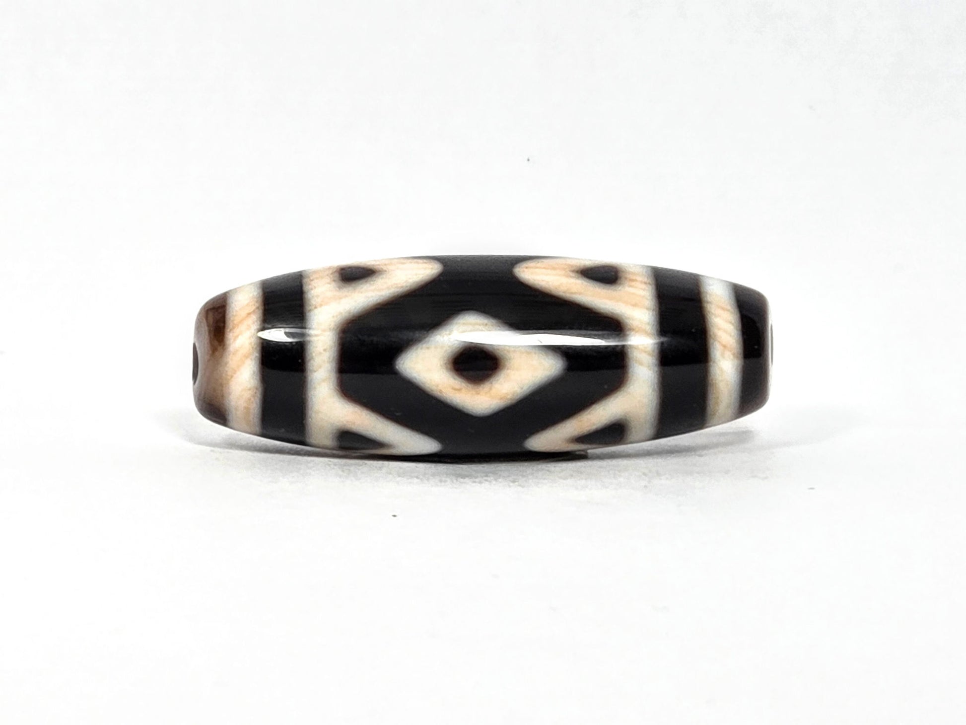 At-090126-3DETT antique three diamond eye tiger tooth dzi third rotation diamond eye field unretouched