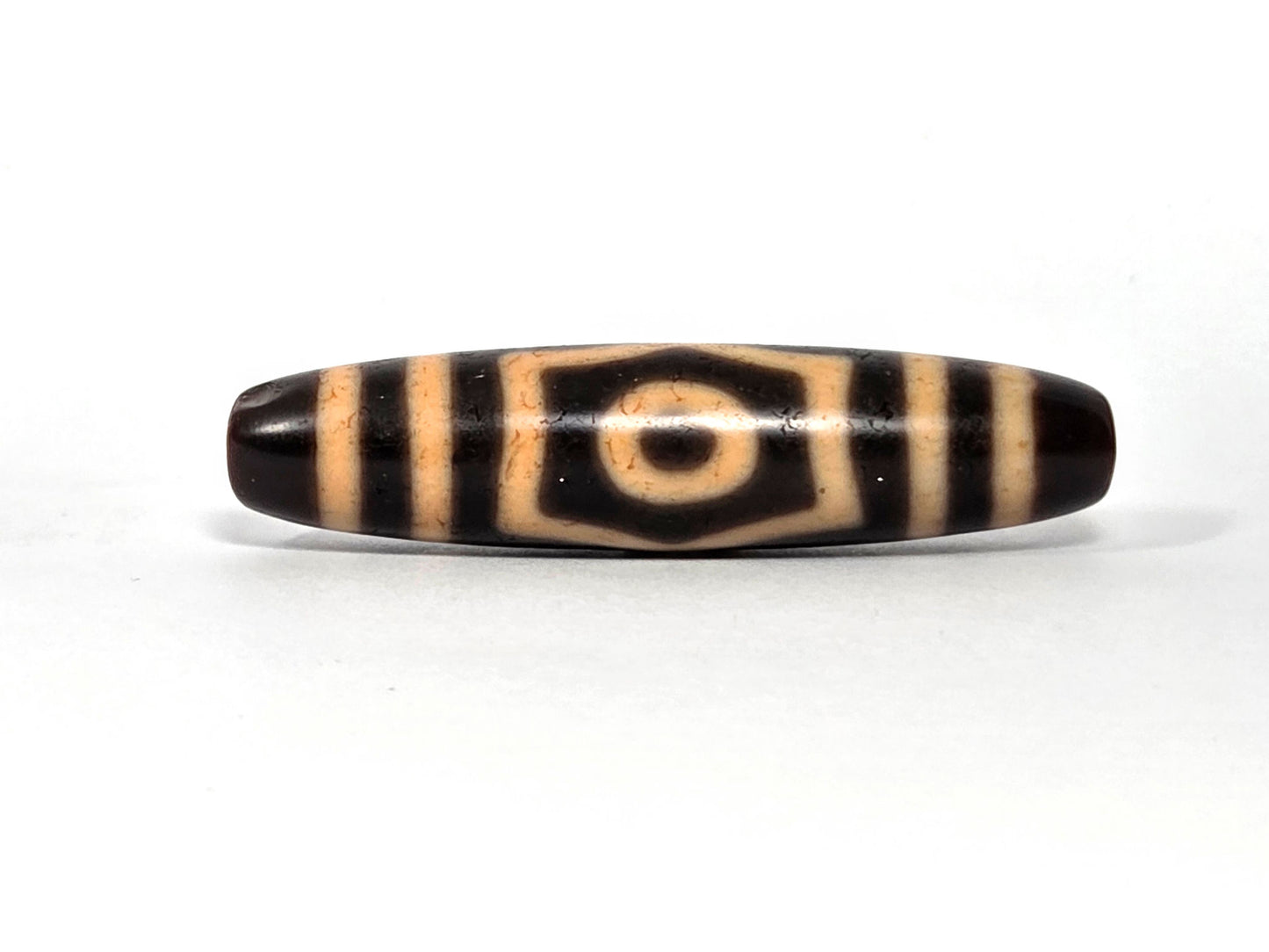 At-090326-3E4 antique three eye dzi 50.8×12.0mm warm reddish-brown agate face A single eye hexagonal surround, unretouched