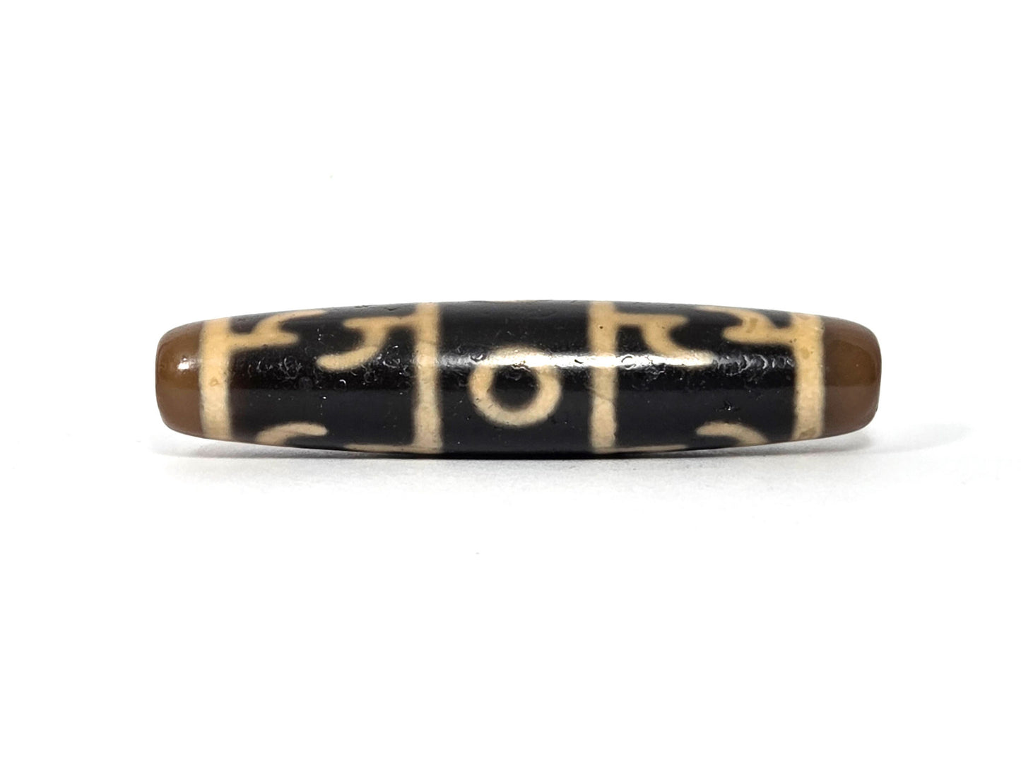 N-090526-3EGRP new Guru Rinpoche three eye dzi black agate third rotation cream motif lines low angle, unretouched