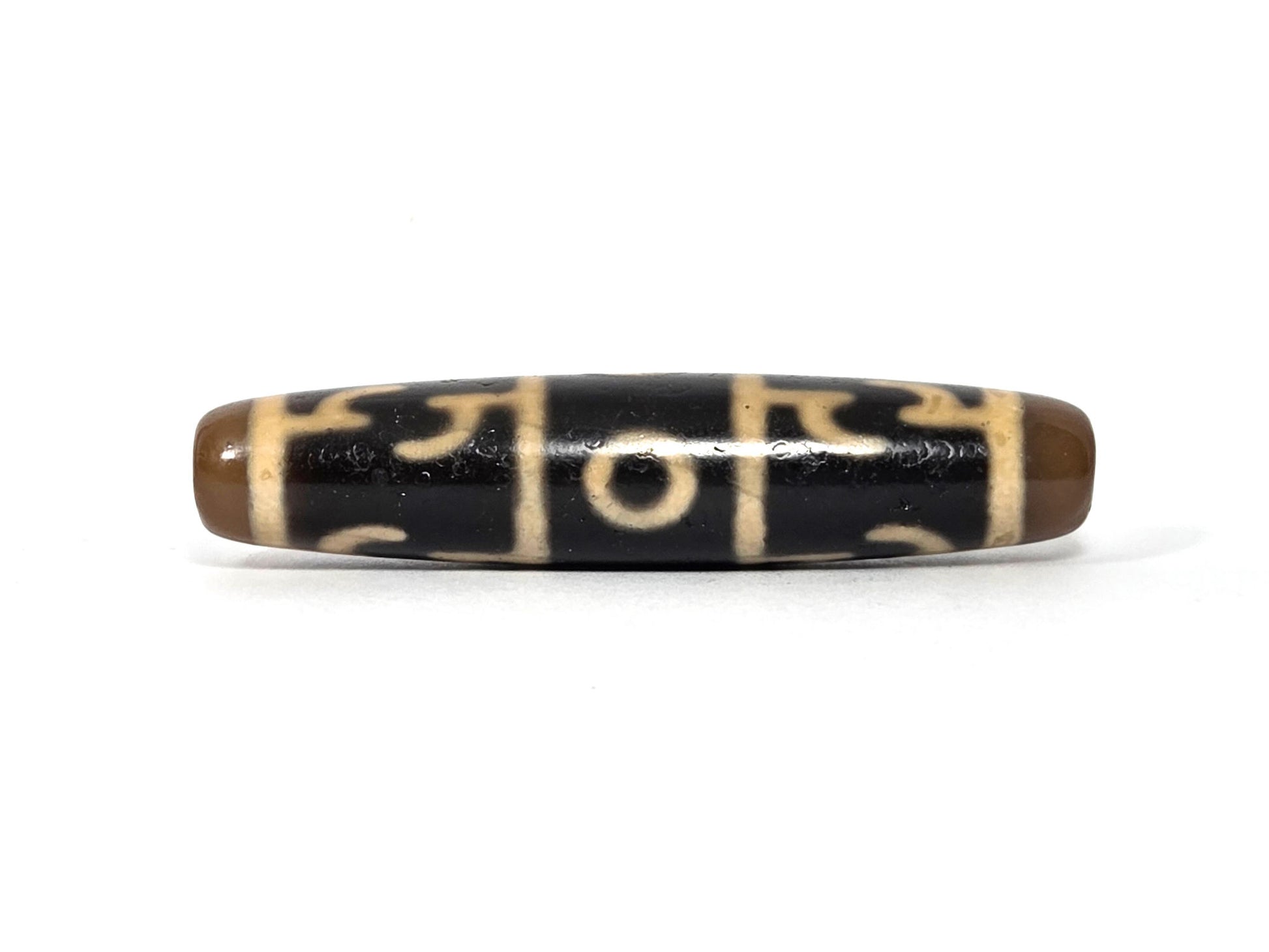 N-090526-3EGRP new Guru Rinpoche three eye dzi black agate third rotation cream motif lines low angle, unretouched