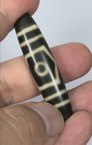 Ancient Tibetan Dzi featuring the Three Eye Motif (Anc-TiD-500-ThE-110125)