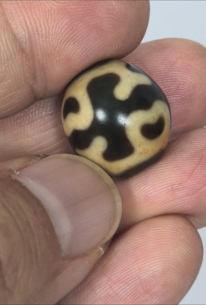 Antique Tibetan Round Dzi Bead featuring Treasure Vase & Four Eye Lotus Motif (110525)